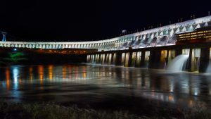 Hidroelectrica Itaipu iluminada de noche